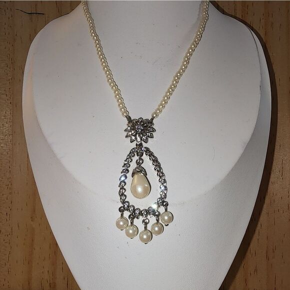 Vtg Pearl and Rhinestone Bridal Necklace Faux Pearls Pearl Pendant 14"+2" - Picture 2 of 9